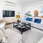 Cp - Modern Beachside Apartment In Estepona