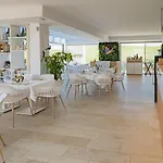 2237-Modern Apt With Private Beach