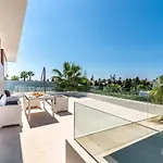 Remarkable 5-Bdrm Villa - Heated Pool & Gym