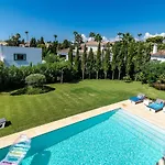 Remarkable 5-Bdrm Villa - Heated Pool & Gym