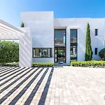 Remarkable 5-Bdrm Villa - Heated Pool & Gym