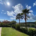 Bright 3-Bedroom With Sunset Views