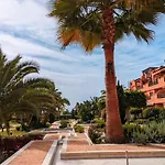 Beautiful 2-Bedroom Frontline Beach Apartment