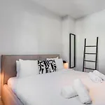 Aranya - Stylish 2Br Apt. With Pool View