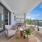 Modern And Bright 2 Bedroom Apt, Swimming Pool And Gym