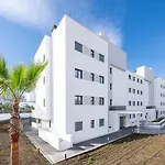 Modern And Bright 2 Bedroom Apt, Swimming Pool And Gym
