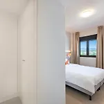 Modern And Bright 2 Bedroom Apt, Swimming Pool And Gym