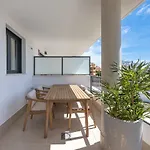 Modern And Bright 2 Bedroom Apt, Swimming Pool And Gym