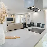 Terr69- Bright City Gem In Charming Old Town