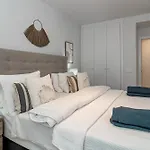 Lmea1.B.B - Modern 1-Bed Flat With Pool Balcony