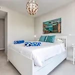 Front Line Beach Apartment In The Edge With Sea Views