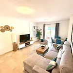 Coastal Apartment-Sleeps 5 Pool Garden Acon Freep