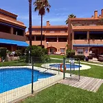 Coastal Apartment-Sleeps 5 Pool Garden Acon Freep