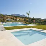 Stylish 2 Bedroom Apartment In Alcazaba Lagoon