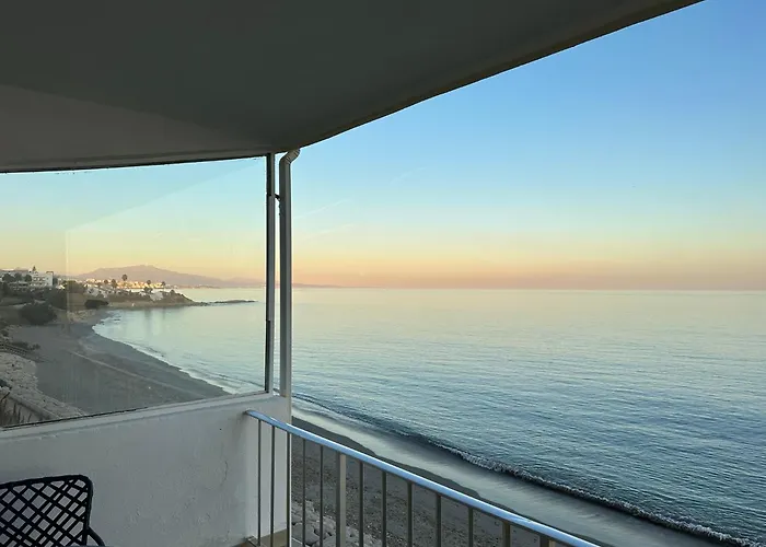 Beachfront, Top Floor Corner 2-Bed, Estepona Paseo
