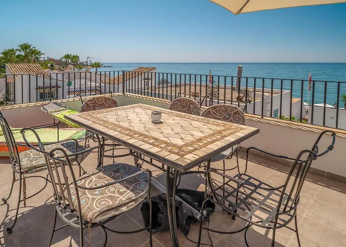 Lovely Home In Estepona With Kitchen