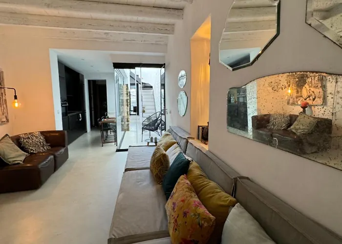 Unique Townhouse With Rooftop Pool