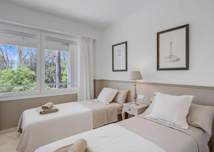 Beach-Line Apartment With 3 Bedrooms In Estepona