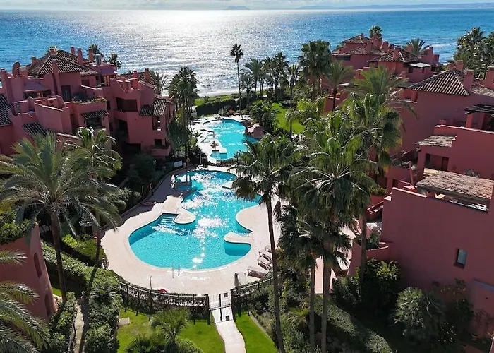Te Huur 2 Slaapkamers Frontline Strand Complex Estepona