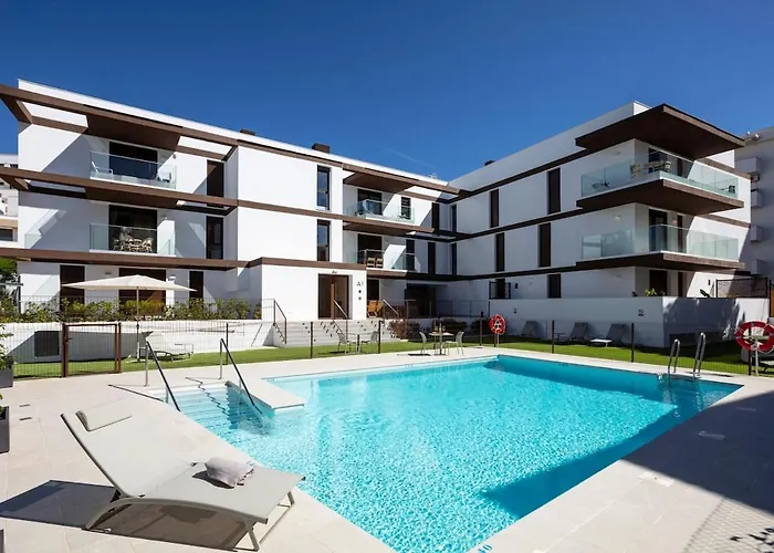 Modern 4-Person Apartment With Pool & Indoor Parking