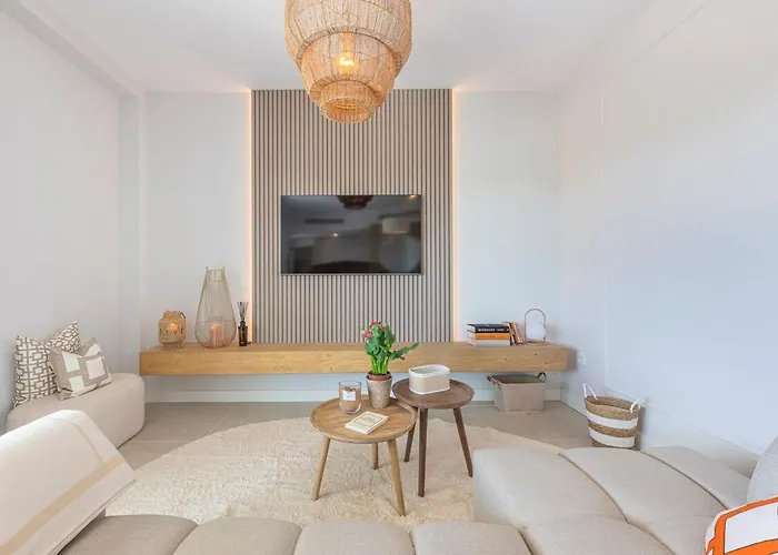 Modern And Bright 2 Bedroom Apt, Swimming Pool And Gym
