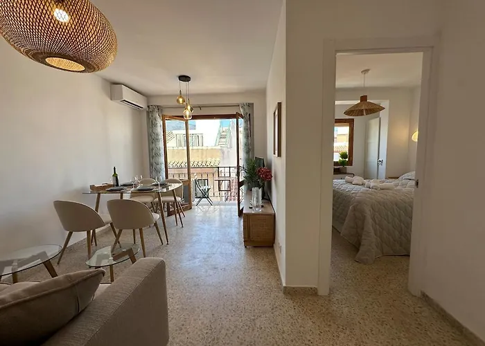 2 Bed Apartment Estepona Centre Next To The Beach!