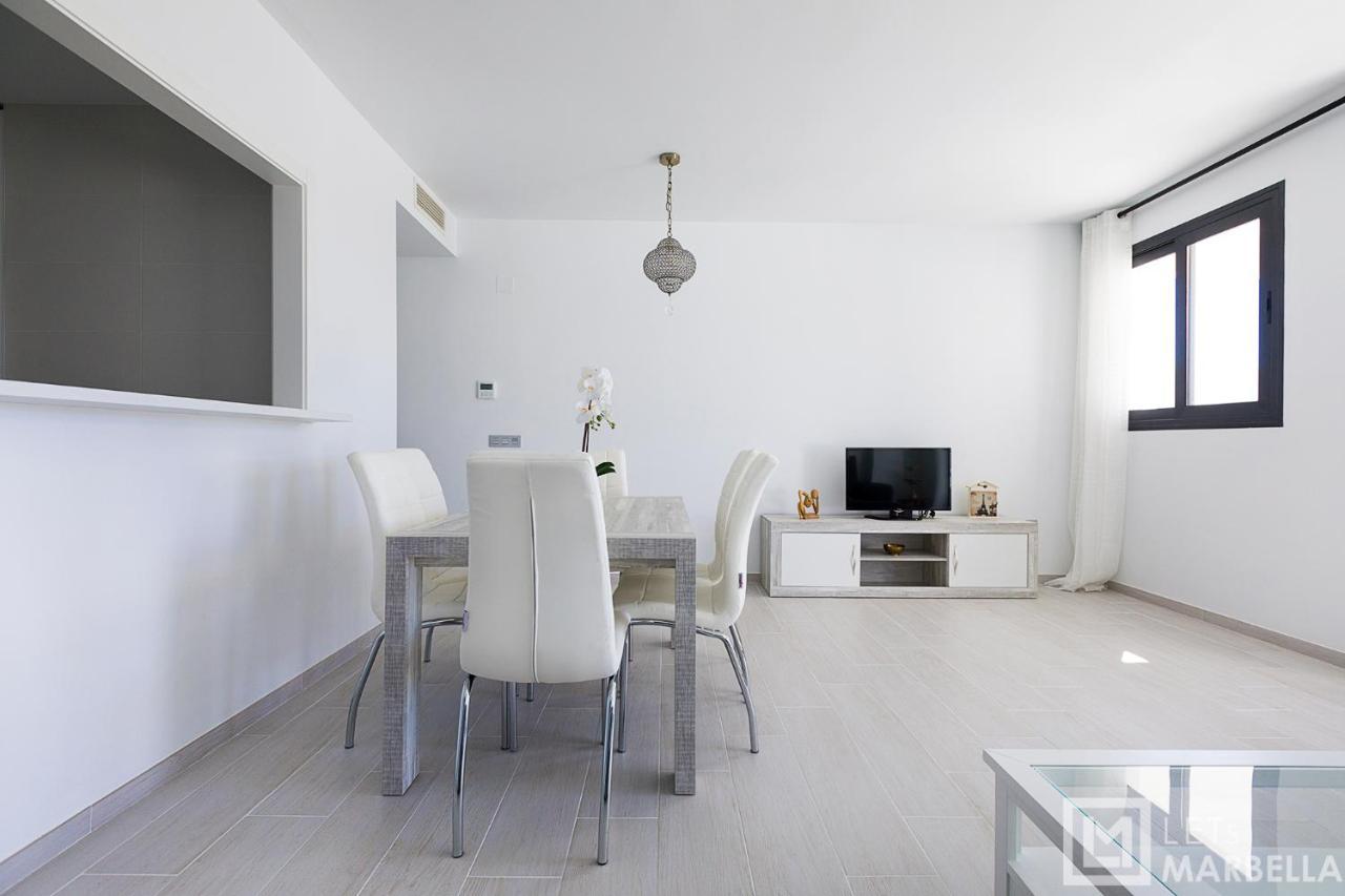 Apartment Sunsets - Modern 3-br Beachside Estepona