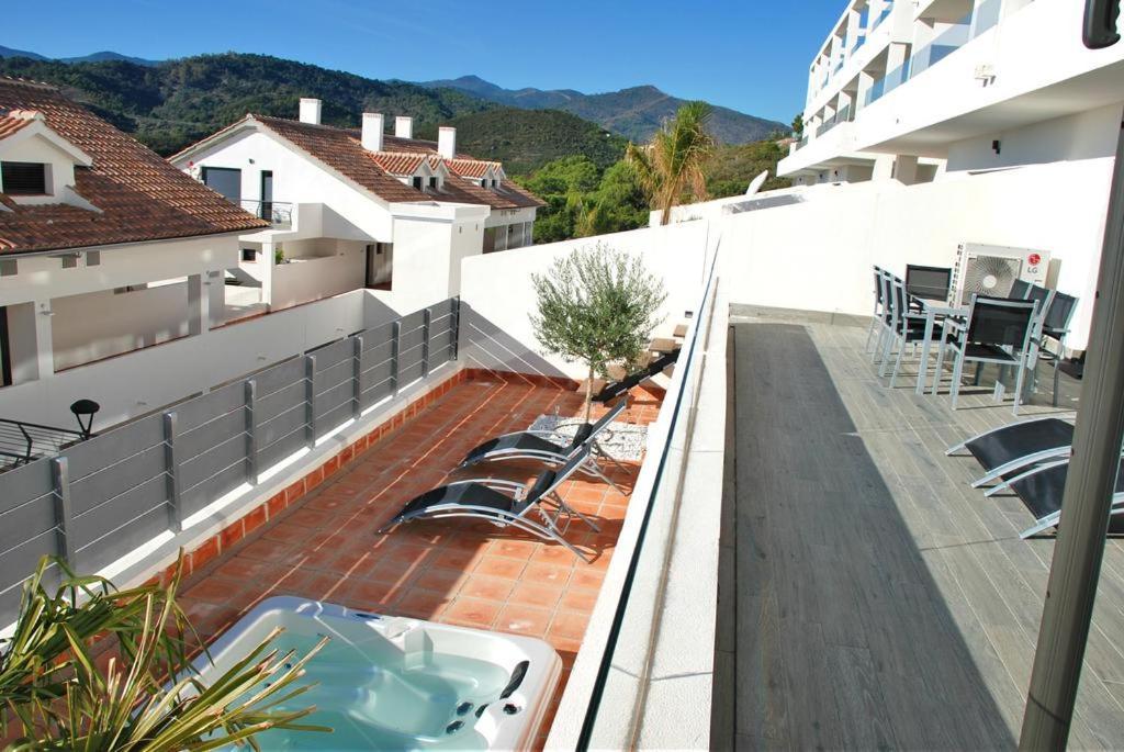 Luxurious In Beautiful Settings Apartment Estepona