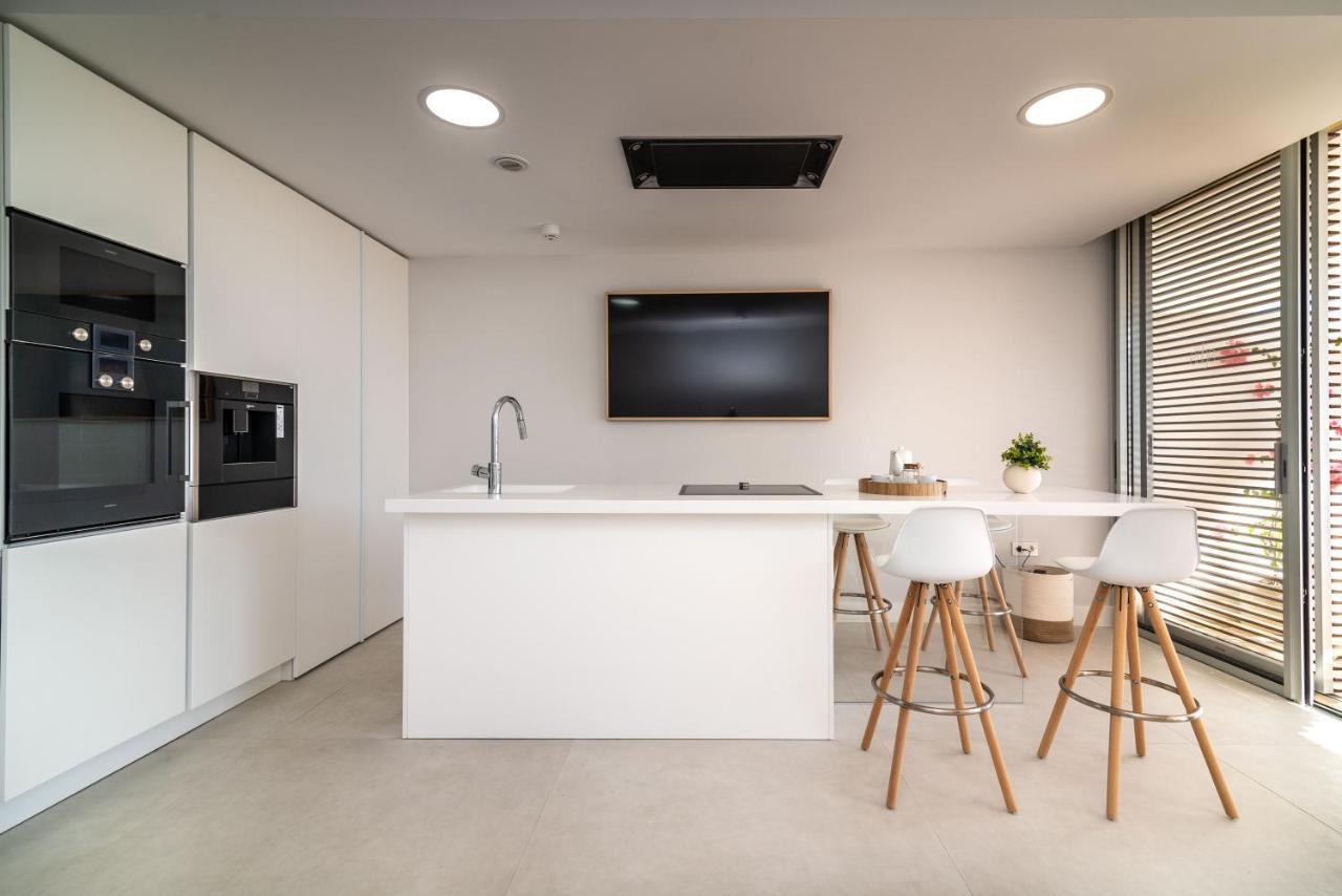 Vacation Marbella I Live On The Edge Of The Sea, New Beachfront Condo, Padel Courts, Gym, Sauna, Luxury And 24-7 Security Apartment