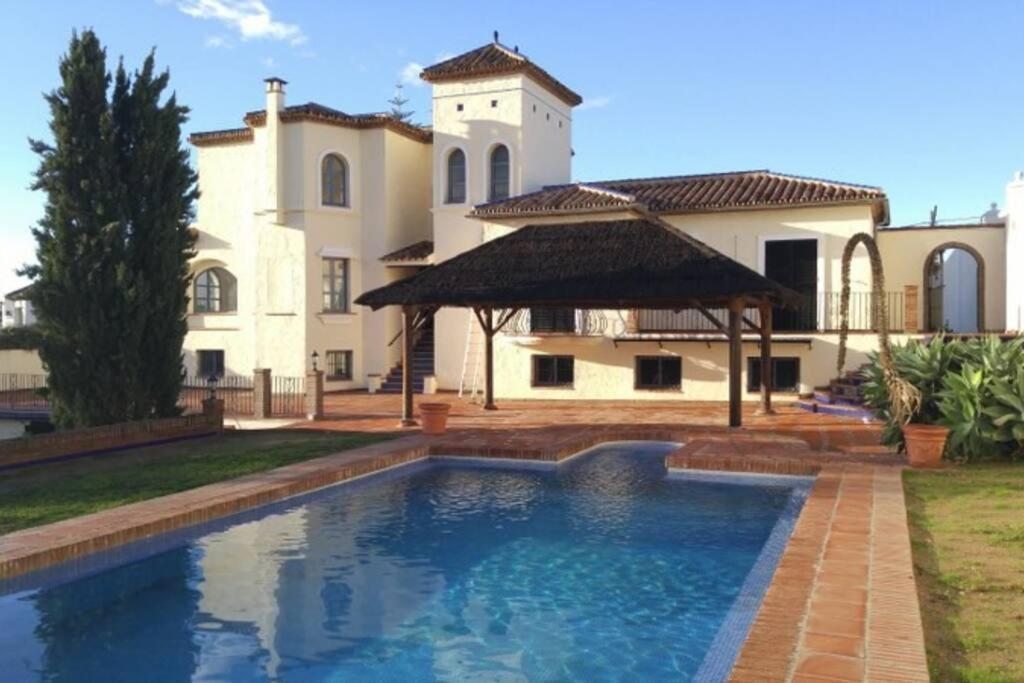 Amazing To Rent At - Near Beaches *