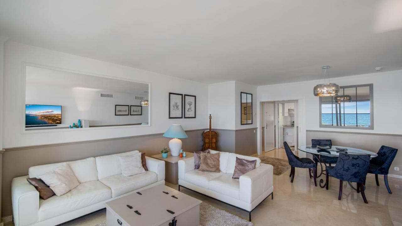 Beach-line With 3 Bedrooms In Apartment Estepona