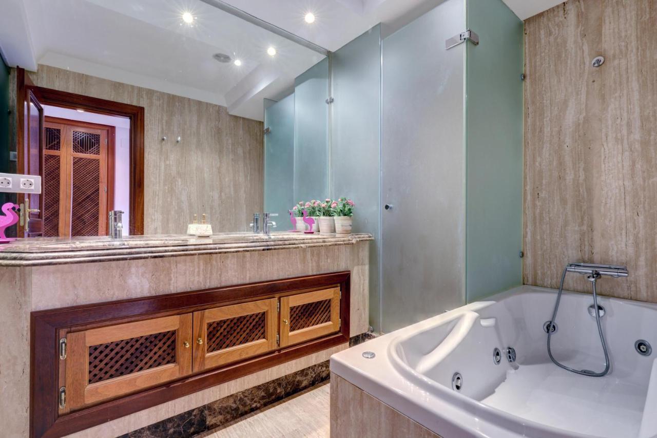 Exclusive Frontline Penthouse Ferienhaus
