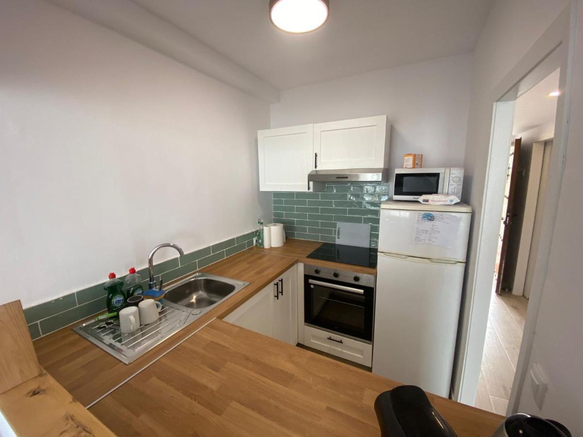 Beachfront, Top Floor Corner 2-bed, Paseo Appartement *