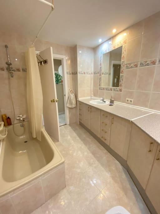 Lovely 1 Bedroom With Sea Views And Pool Apartamento Estepona