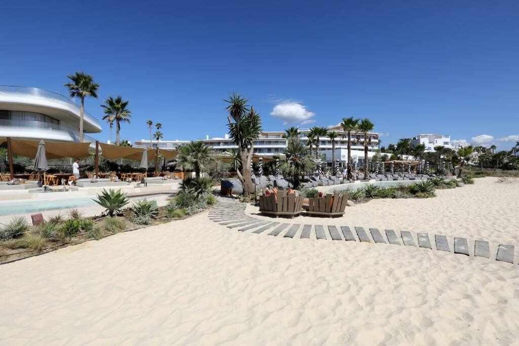 Edge Luxury Beachfront 3br, 3 Pools, Spa, Gym