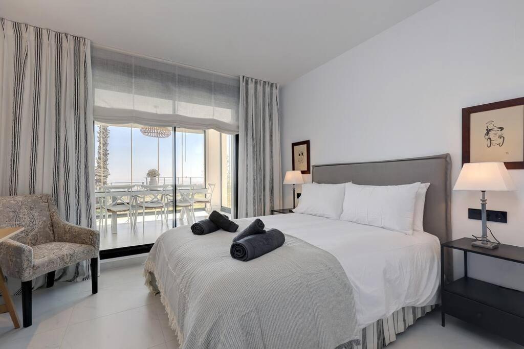 Ground Floor 4 Bedroom @ Hills!