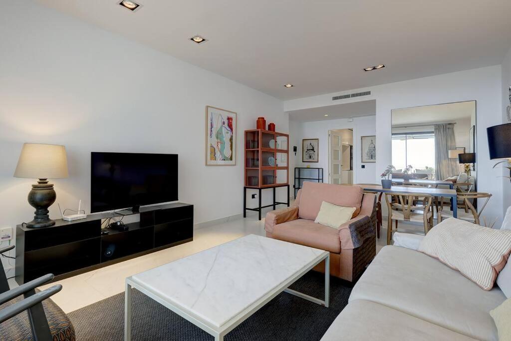Ground Floor 4 Bedroom @ Hills! *