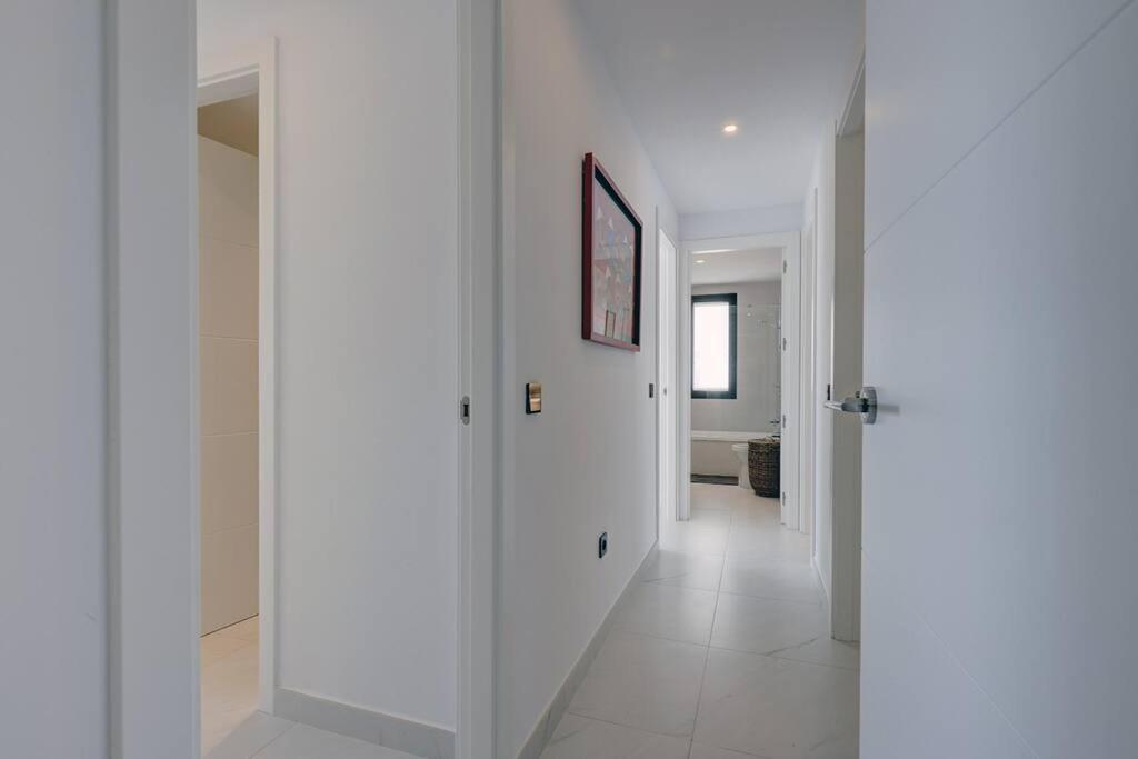 Ground Floor 4 Bedroom @ Hills! *
