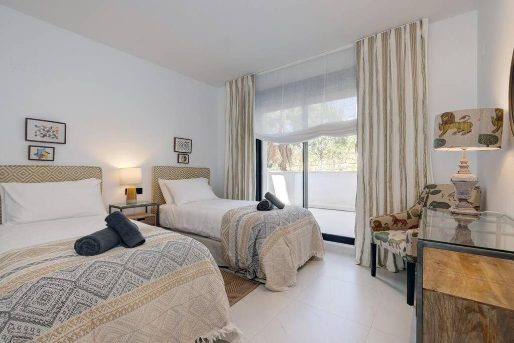 Ground Floor 4 Bedroom @ Hills! *