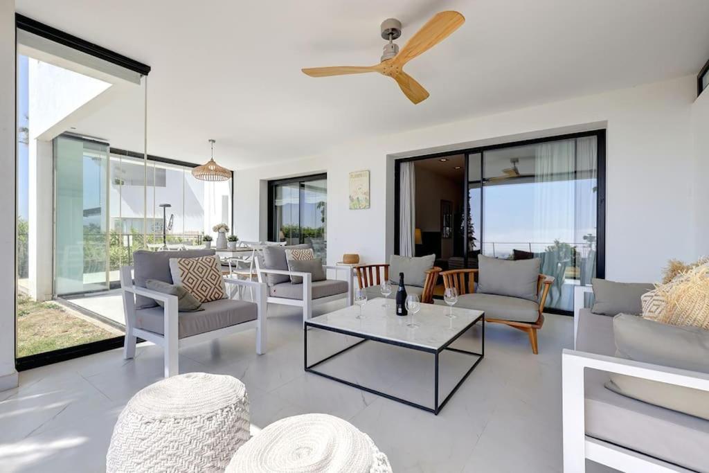 Ground Floor 4 Bedroom @ Hills!