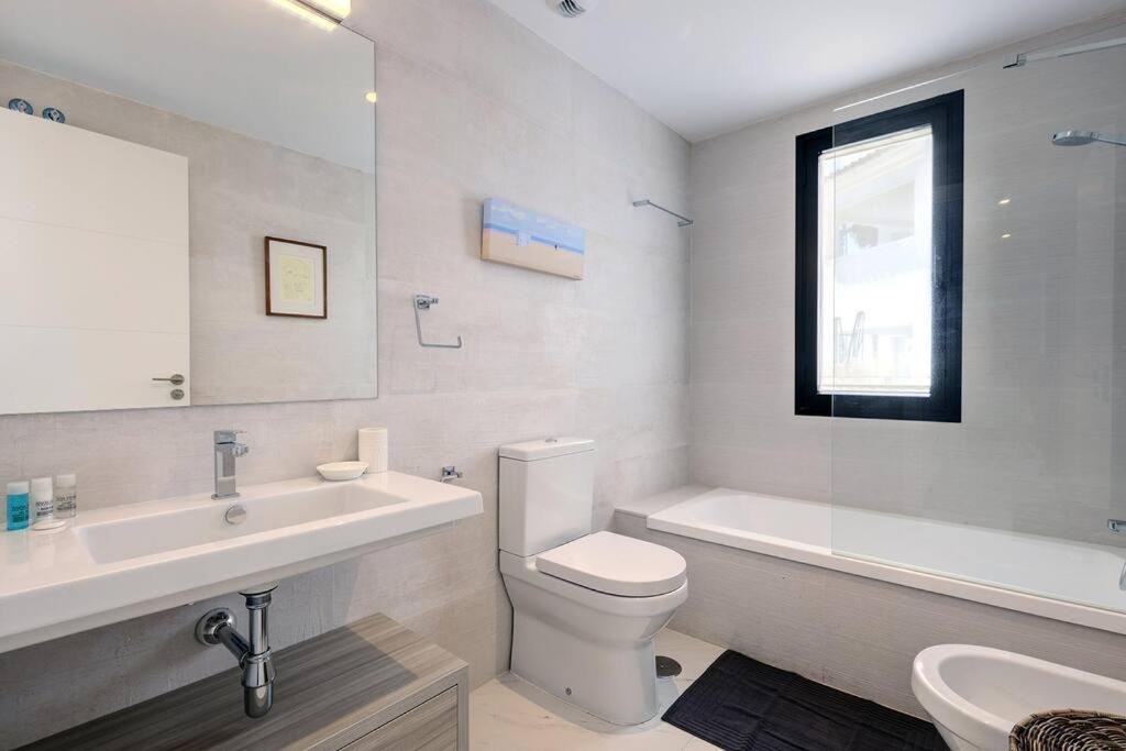 Ground Floor 4 Bedroom @ Hills! Apartment *
