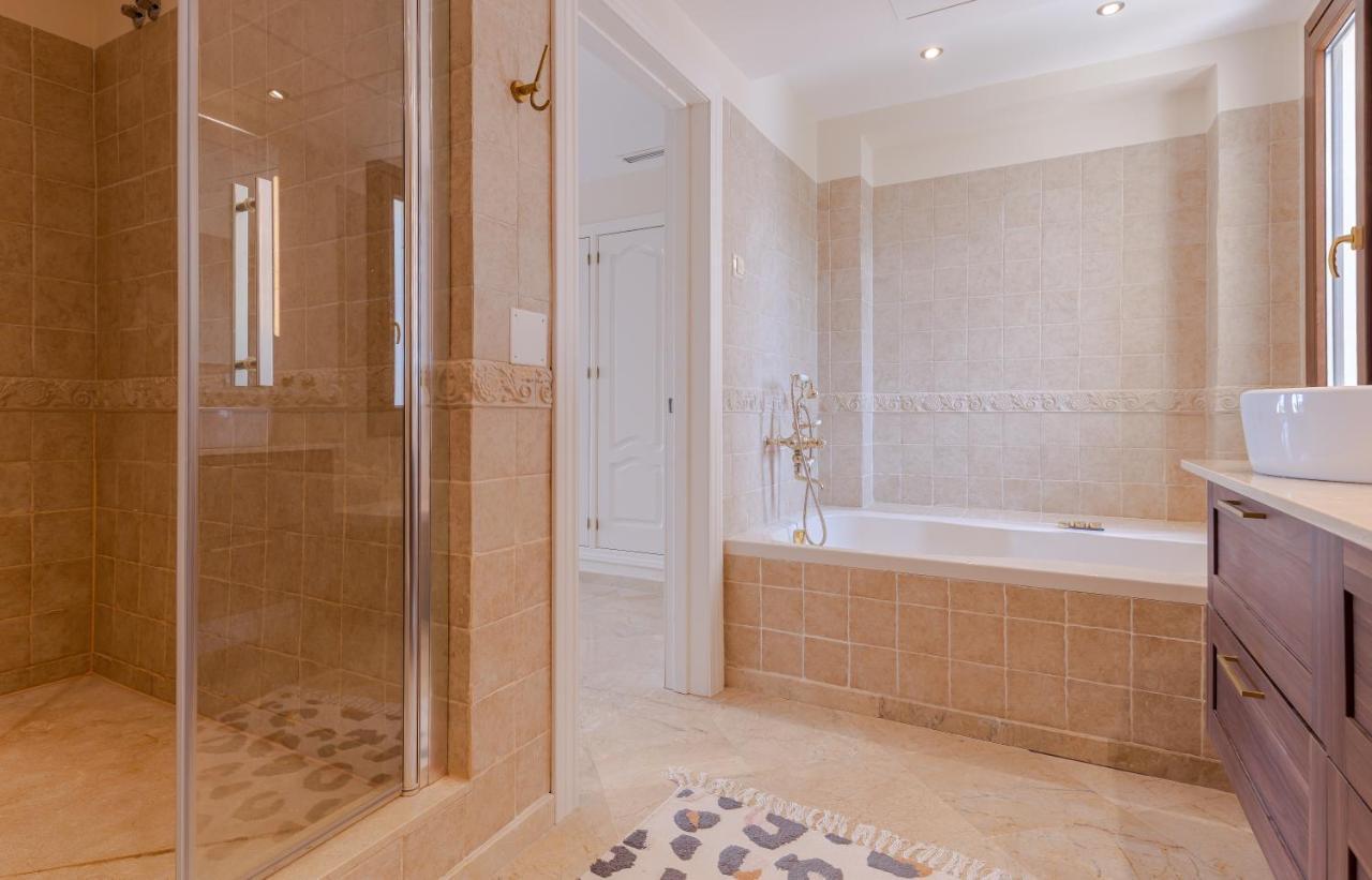 6-bdrm Andalusian Modern Next To Golf Course