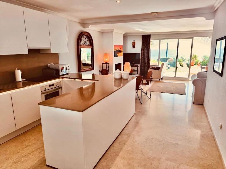 Gorgeous Beachfront With Stunning Sea Views & Garden Appartement