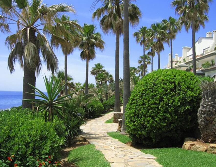 Gorgeous Beachfront With Stunning Sea Views & Garden Appartement *