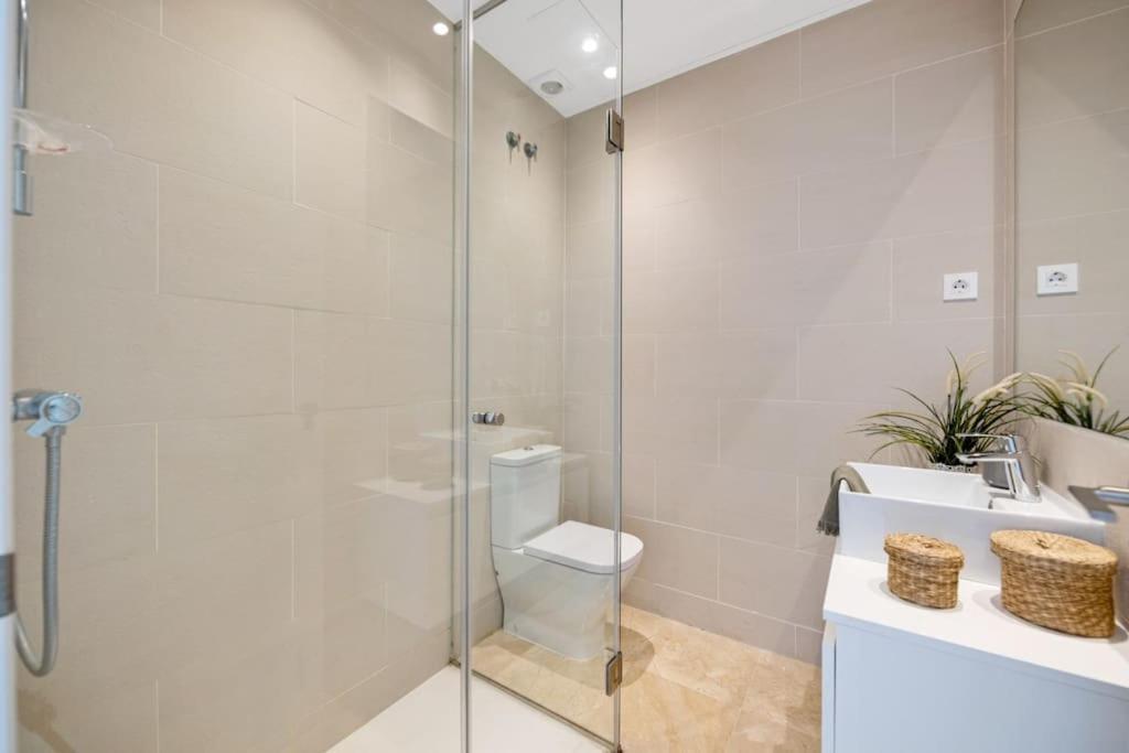 Luxury 3 Bed With Pools And Gym Apartment *