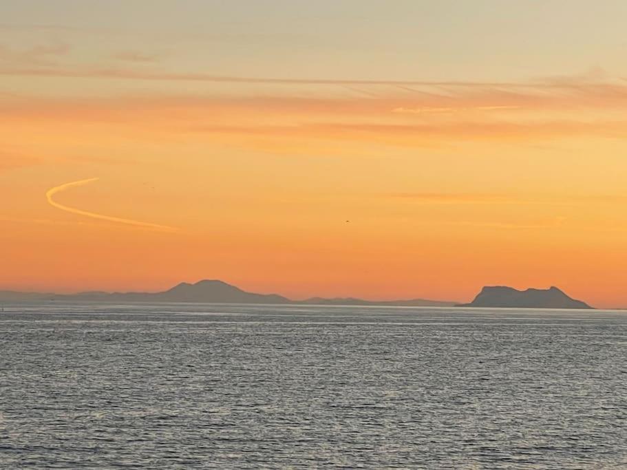 Vakantiehuis Spectacular Views At Beachfront Townhouse Rdr318