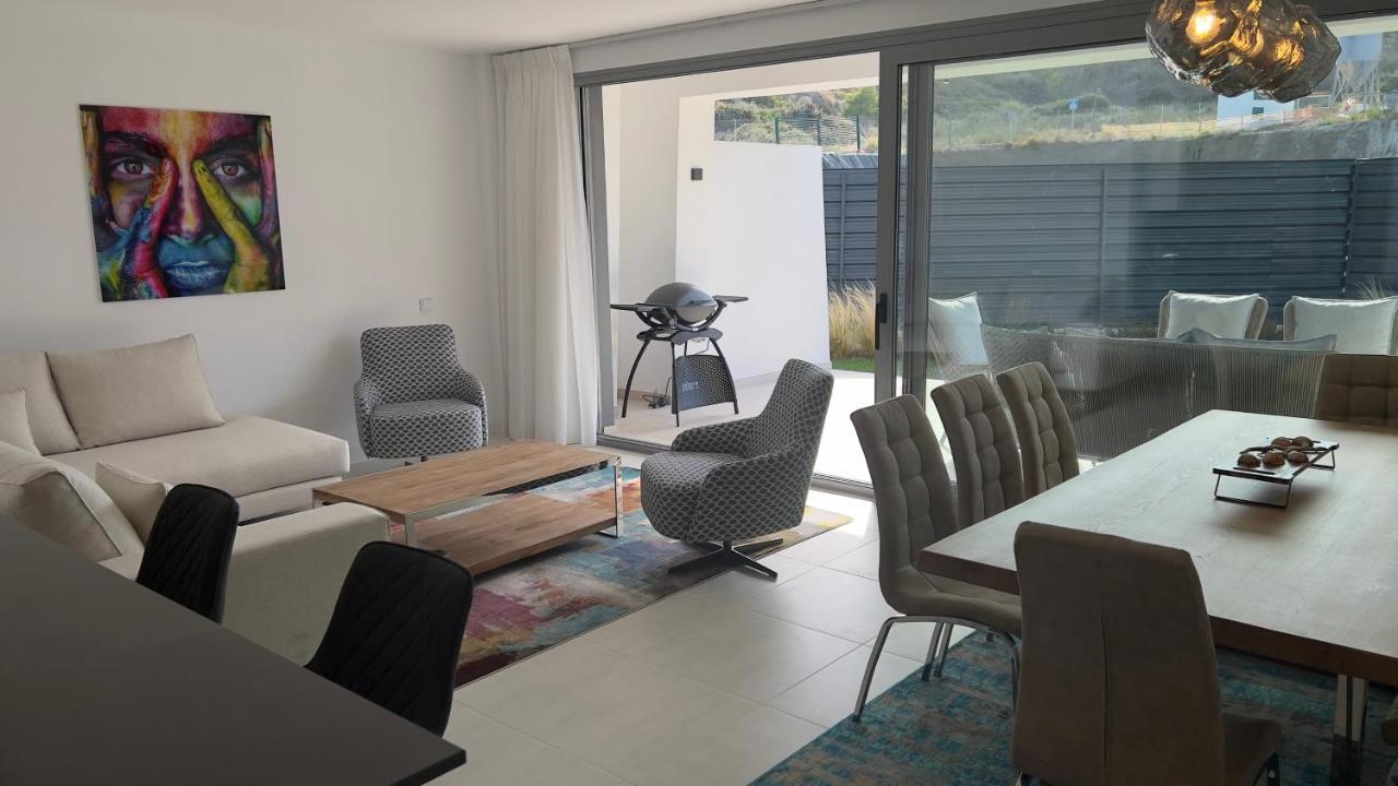 New Spacious 4 Bedrooms In 10 Min Walk To The Apartment *