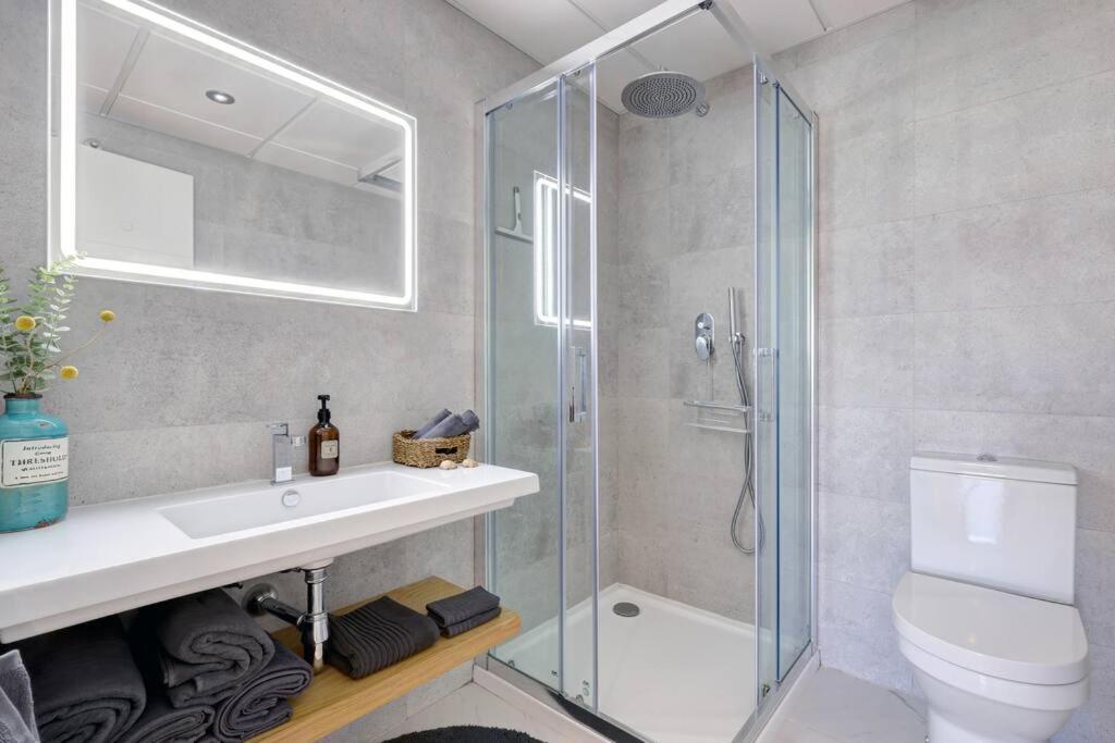 Brand New Gorgeous 2 Bed At Hills! *