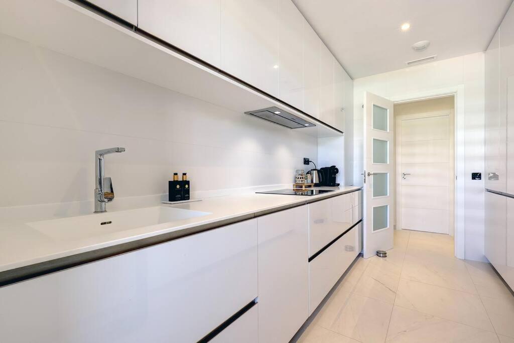 Brand New Gorgeous 2 Bed At Hills!