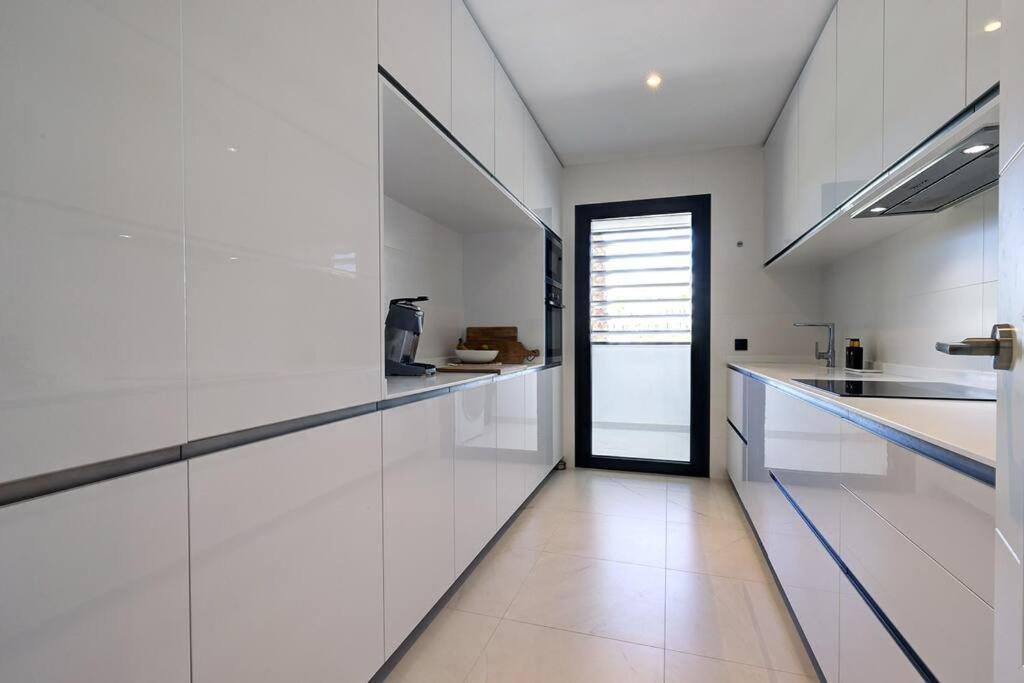 Brand New Gorgeous 2 Bed At Hills!